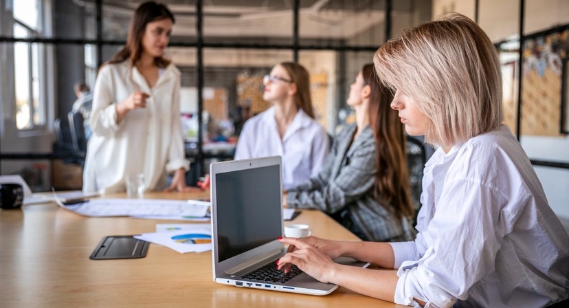 Kobiety na rynku pracy. Z jakimi wyzwaniami wciąż mierzą się częściej niż mężczyźni?