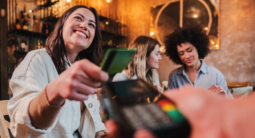 Czy głośne mówienie o pieniądzach pomaga je zaoszczędzić? Poznaj trend „Loud Budgeting”